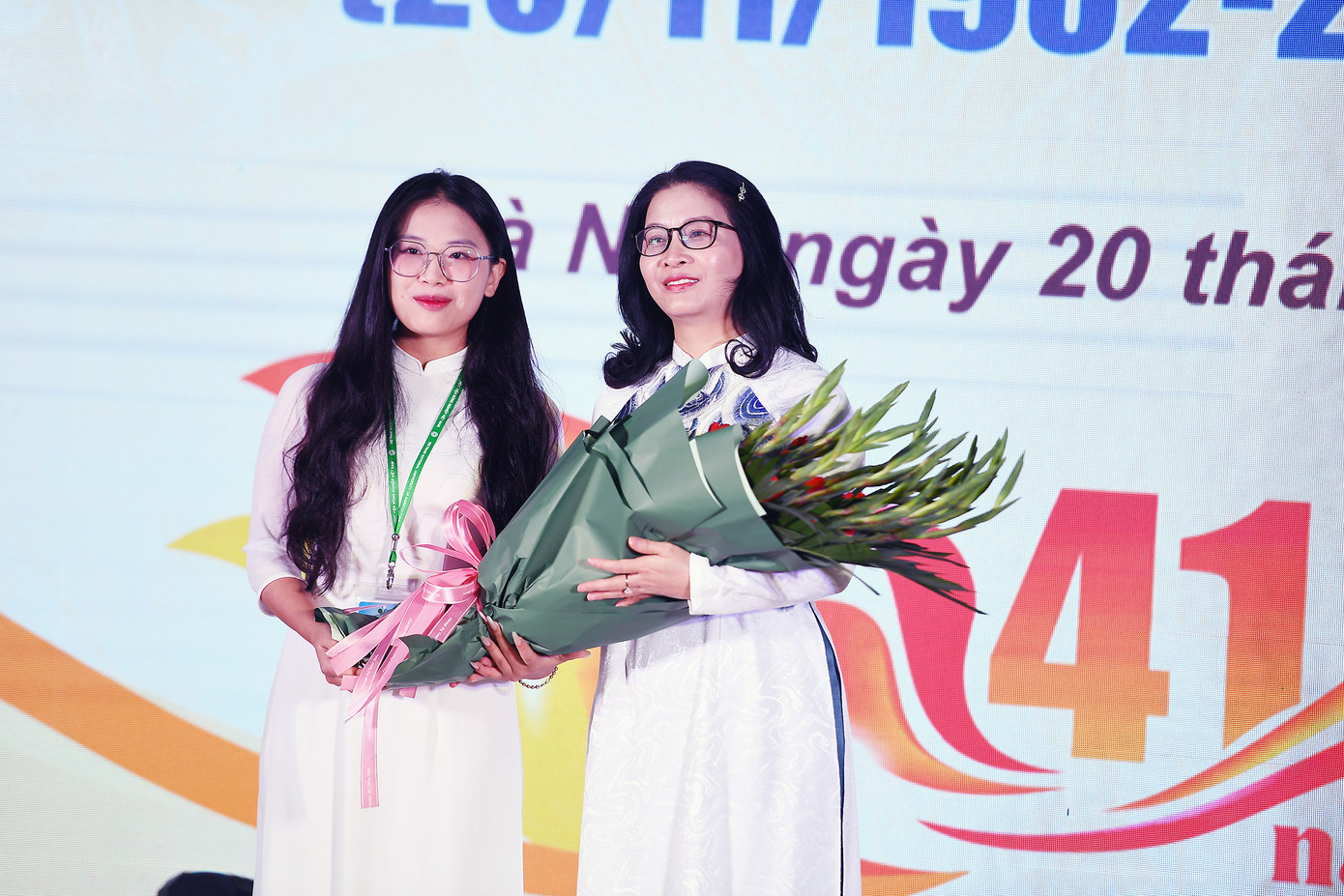 Đại diện các thế hệ sinh viên tặng hoa lãnh đạo Học viện.