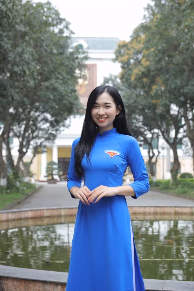 Nguyễn Mai Huế (SN 2003, Hà Nam) là sinh viên khóa 66, ngành Ngôn ngữ Anh, khoa Du lịch và Ngoại ngữ, Học viện Nông nghiệp Việt Nam. Không chỉ gây chú ý tại cuộc thi Hoa khôi VNUA 2024, Mai Huế còn tham gia hoạt động Đoàn tại Học viện, là cán bộ Ban Tuyên truyền Đoàn Thanh niên Học viện, thành viên Đội văn nghệ Đoàn Thanh niên Học viện, lớp trưởng lớp K66ANHA.