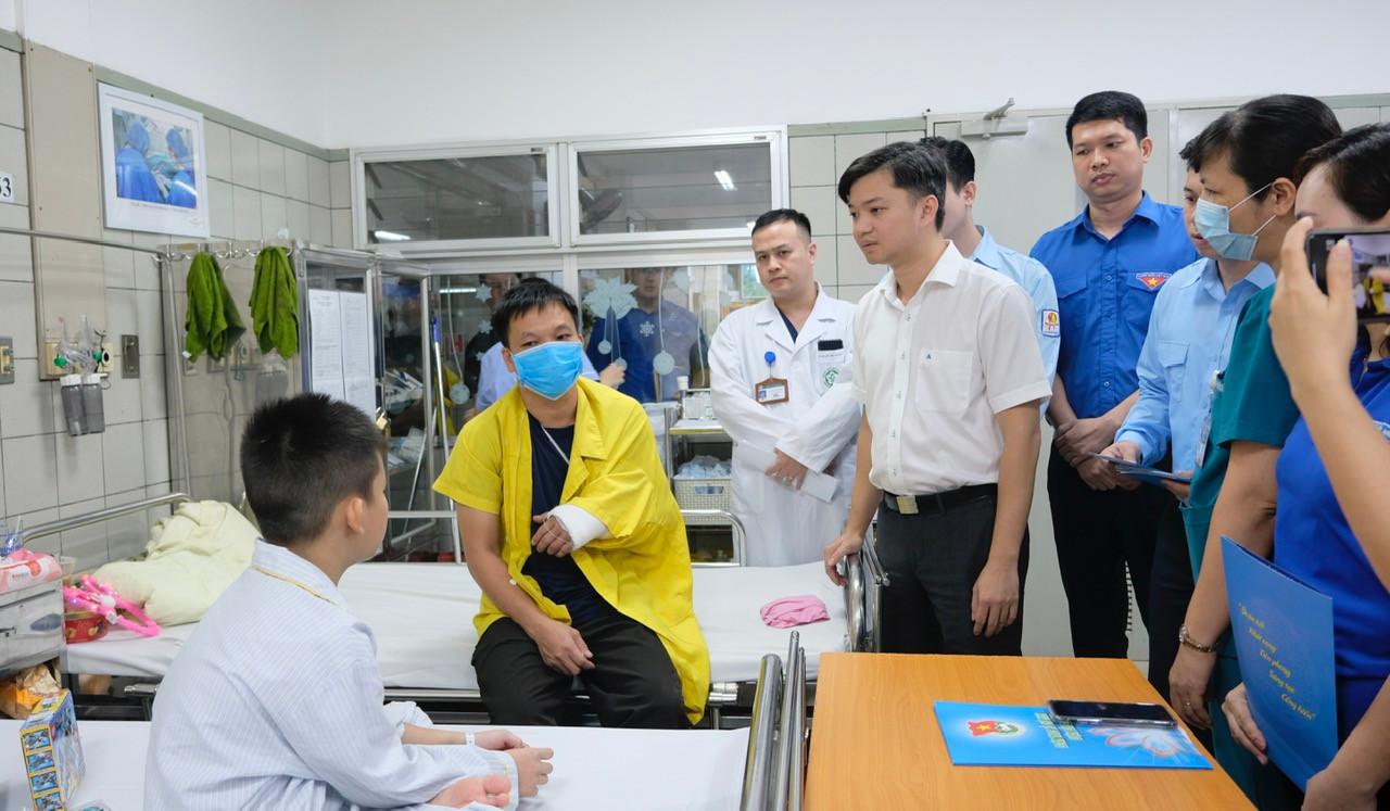 Anh Nguyễn Minh Triết - Bí thư T.Ư Đoàn, Chủ tịch T.Ư Hội Sinh viên Việt Nam, thăm hỏi và động viên các nạn nhân. Anh Nguyễn Minh Triết - Bí thư T.Ư Đoàn, Chủ tịch T.Ư Hội Sinh viên Việt Nam, thăm hỏi và động viên các nạn nhân.