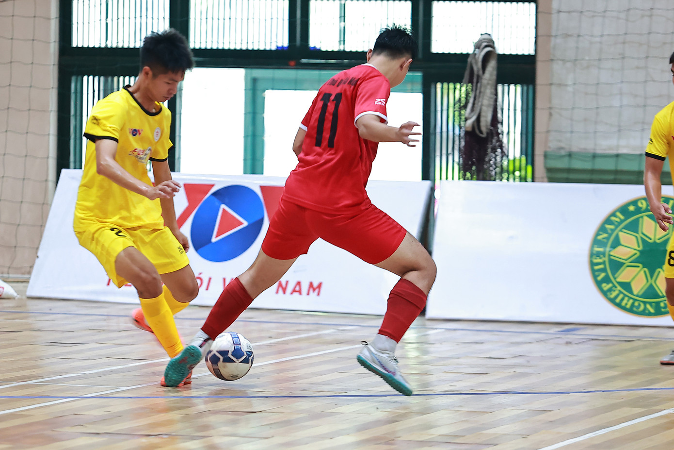 Trận Bán kết 1 giữa đội trường ĐH Sư phạm Thể dục Thể thao Hà Nội và đội trường ĐH Thủ đô Hà Nội.