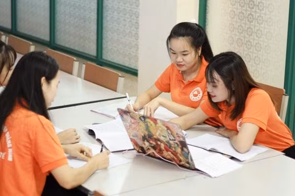 Hồng Nhung (ngoài cùng, bên phải) thường dành nhiều thời gian tại thư viện nhà trường để đọc sách, ôn tập cùng bạn bè.