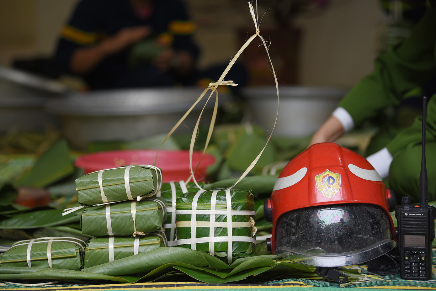 Gần 100 chiếc bánh chưng dành cho cán bộ, chiến sĩ trực Tết và một phần quà gửi về cho gia đình. Gần 100 chiếc bánh chưng dành cho cán bộ, chiến sĩ trực Tết và một phần quà gửi về cho gia đình.