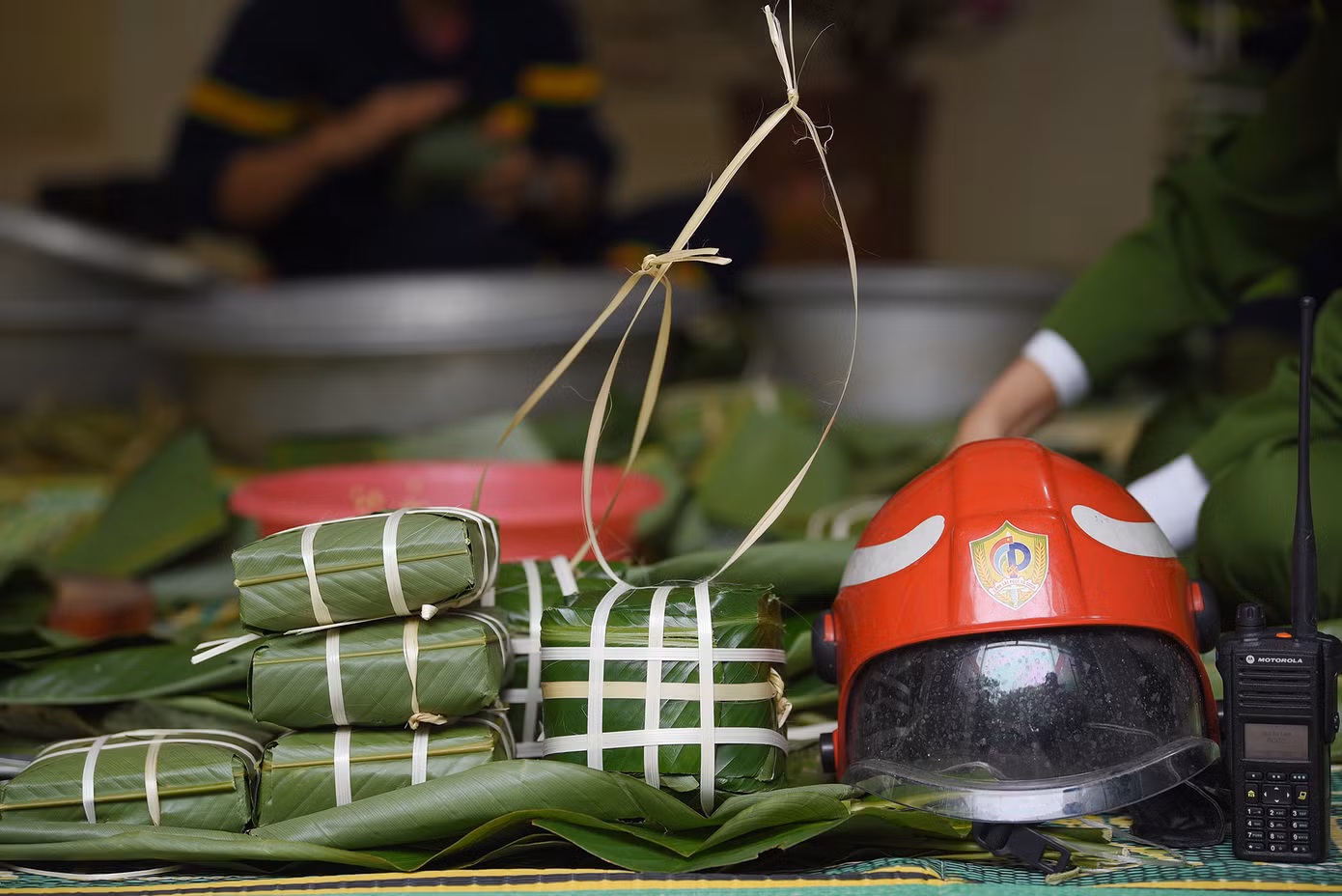 Gần 100 chiếc bánh chưng dành cho cán bộ, chiến sĩ trực Tết và một phần quà gửi về cho gia đình.