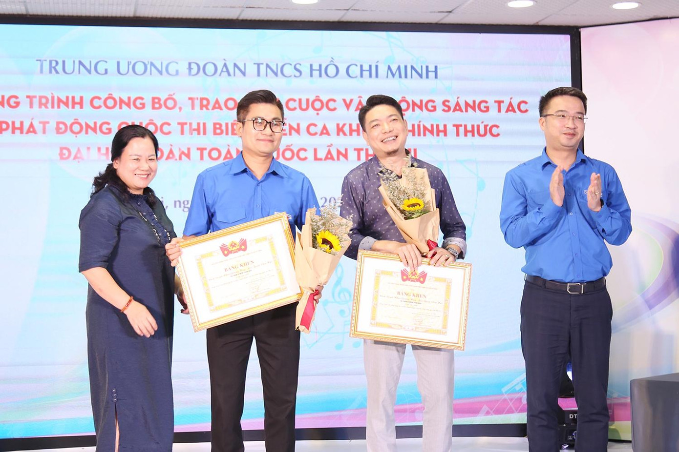 Bí thư T.Ư Đoàn Nguyễn Tường Lâm trao Bằng khen cho tác giả lời và nhạc sỹ phổ nhạc ca khúc "Sứ mệnh thanh niên". Bí thư T.Ư Đoàn Nguyễn Tường Lâm trao Bằng khen cho tác giả lời và nhạc sỹ phổ nhạc ca khúc "Sứ mệnh thanh niên".