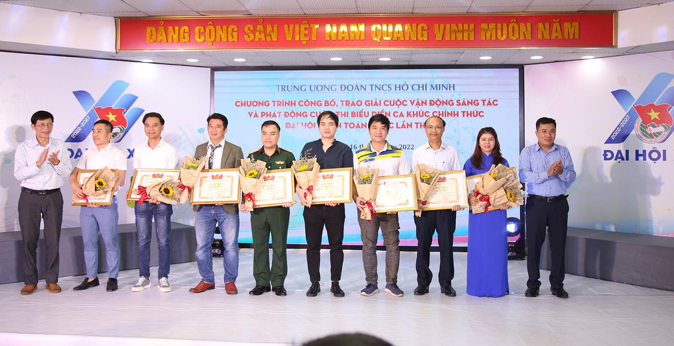 Ban Tổ chức trao Bằng khen của Trung ương Đoàn cho các tác giả đạt giải. Ban Tổ chức trao Bằng khen của Trung ương Đoàn cho các tác giả đạt giải.