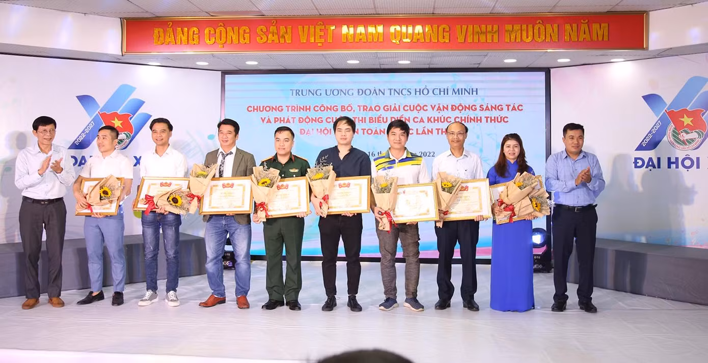 Ban Tổ chức trao Bằng khen của Trung ương Đoàn cho các tác giả đạt giải. Ban Tổ chức trao Bằng khen của Trung ương Đoàn cho các tác giả đạt giải.