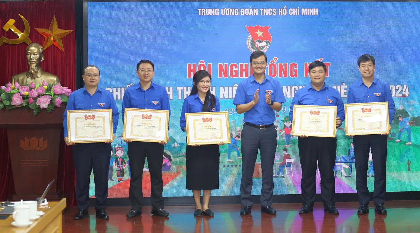 Nhân dịp này, 32 tập thể và 22 cá nhân có thành tích xuất sắc trong Chiến dịch thanh niên tình nguyện Hè năm 2024 được tặng Bằng khen của Ban Chấp hành T.Ư Đoàn TNCS Hồ Chí Minh.