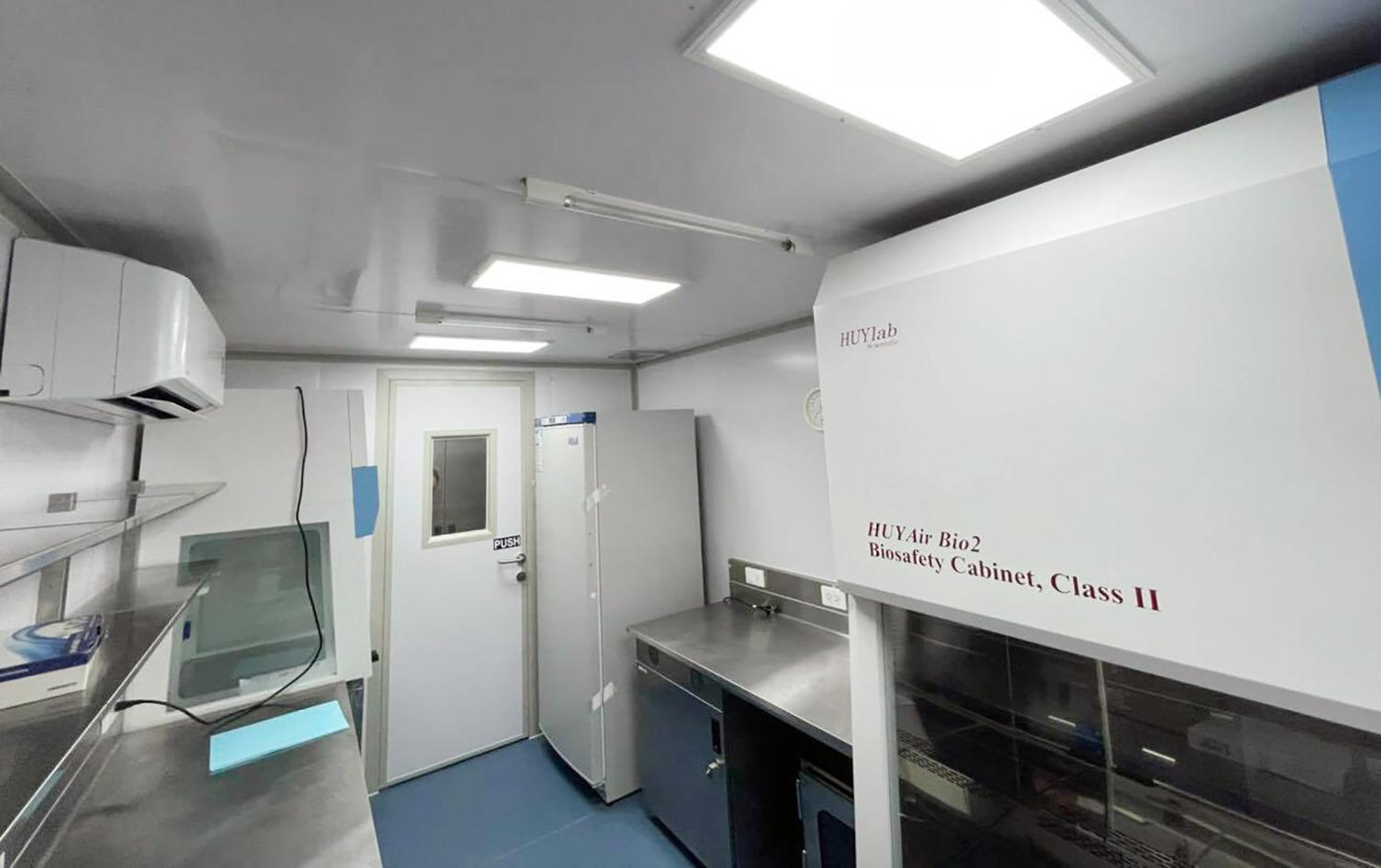 Trang thiết bị bên trong container xét nghiệm lưu động COVID-19. Trang thiết bị bên trong container xét nghiệm lưu động COVID-19.