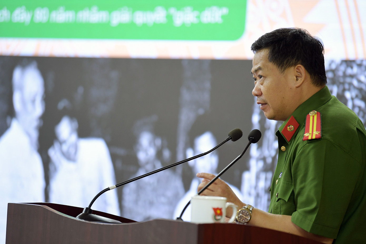 Các báo cáo viên thông tin tại Hội nghị.