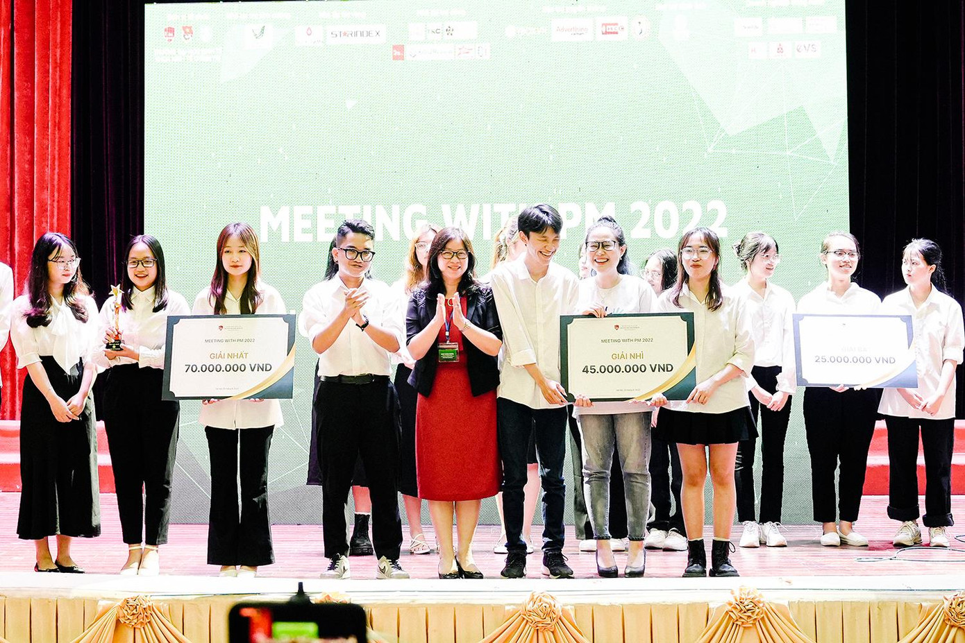 Các đội thi đạt giải trong đêm Chung kết 'Meeting With PM 2022'.