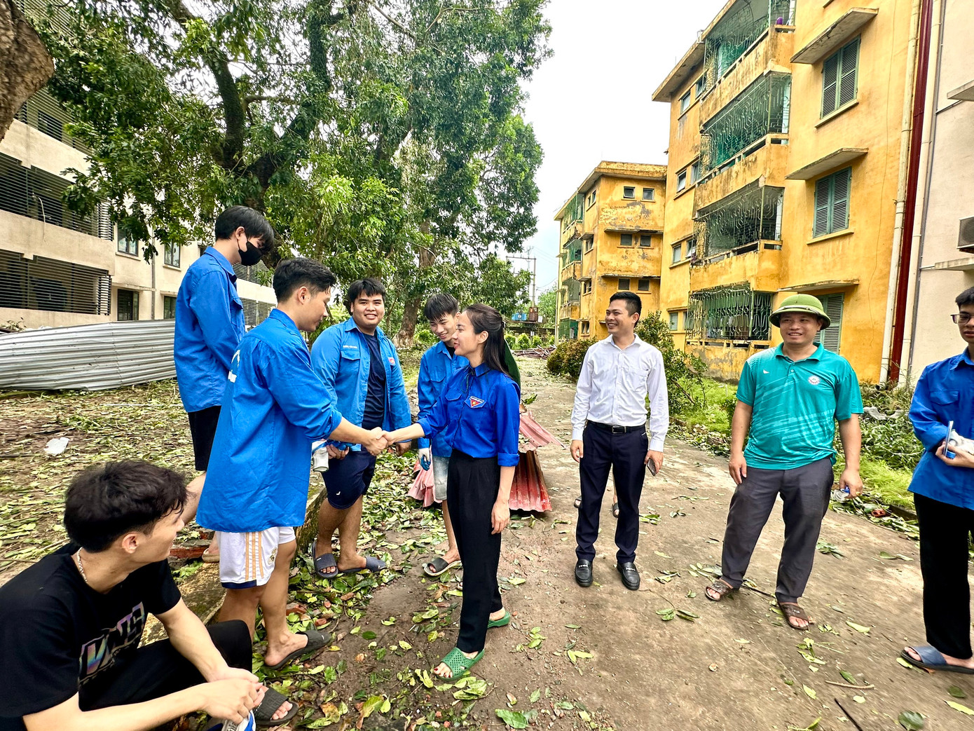 Chị Nguyễn Phương Thảo – Phó Bí thư Tỉnh Đoàn, Chủ tịch Hội Sinh viên tỉnh Quảng Ninh động viên đội hình sinh viên tình nguyện.