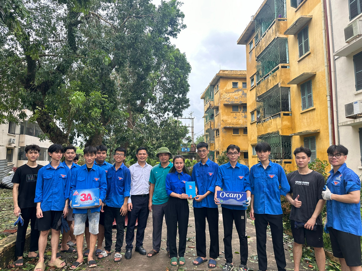 Thường trực Hội Sinh viên tỉnh Quảng Ninh tặng quà các đội hình tình nguyện.