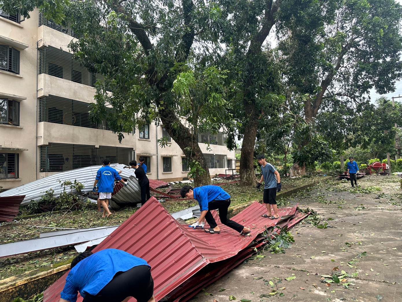 Các đội hình tình nguyện tham gia hỗ trợ tại địa phương.