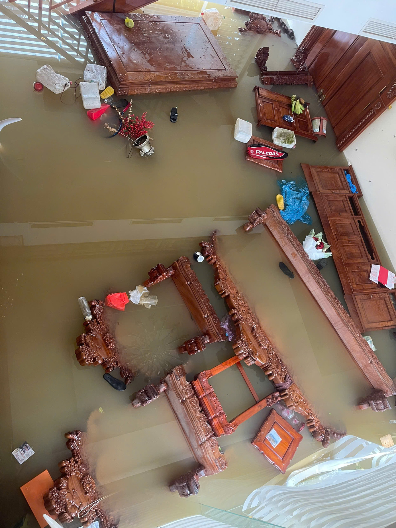 Theo thông tin từ UBND TP. Tuyên Quang (tỉnh Tuyên Quang), nhiều xã, phường... nhà dân đều đã bị ngập. Lúc này, hầu hết các gia đình đều đã phải chuyển lên sinh hoạt tại khu vực tầng 2 - 3 do nước lên nhanh hoặc phải di chuyển đi xa để tránh lũ. Theo thông tin từ UBND TP. Tuyên Quang (tỉnh Tuyên Quang), nhiều xã, phường... nhà dân đều đã bị ngập. Lúc này, hầu hết các gia đình đều đã phải chuyển lên sinh hoạt tại khu vực tầng 2 - 3 do nước lên nhanh hoặc phải di chuyển đi xa để tránh lũ.