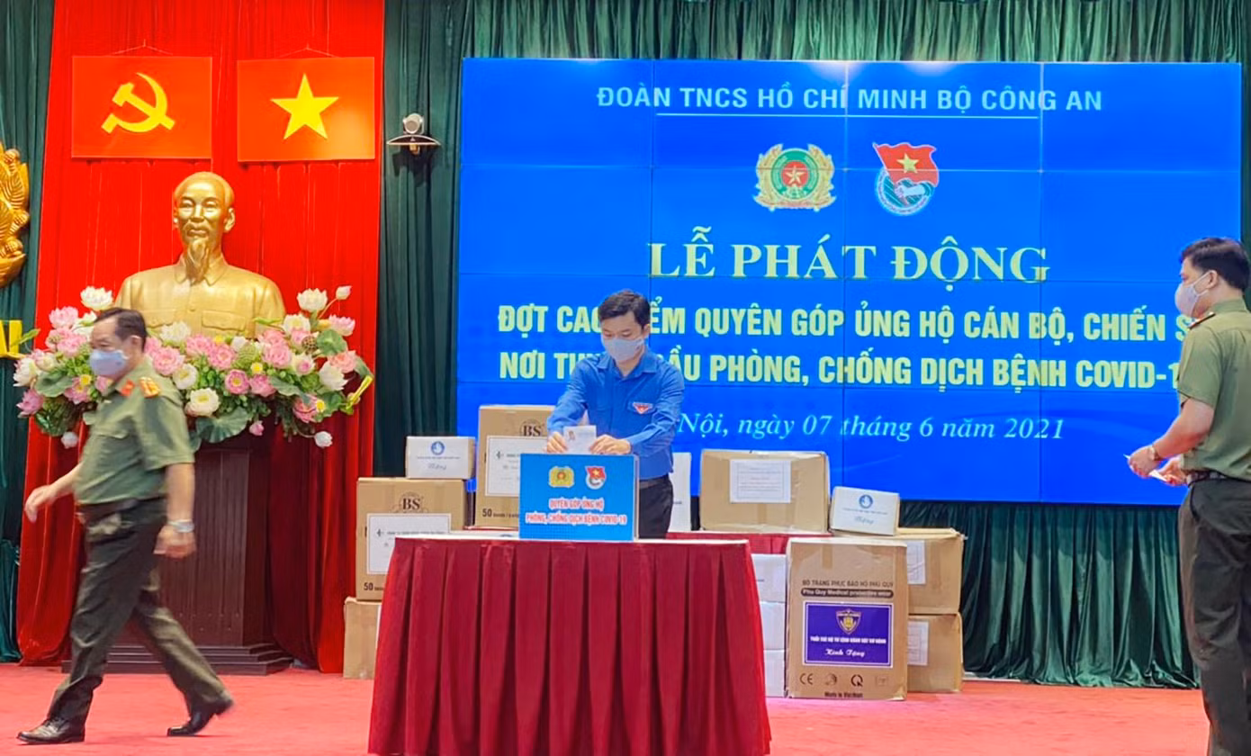 Lãnh đạo T.Ư Hội Sinh viên Việt Nam tham gia ủng hộ cán bộ, chiến sĩ nới tuyến đầu, phòng chống dịch COVID-19.
