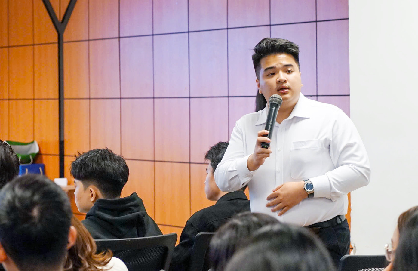 Các đại biểu chia sẻ tại tọa đàm.