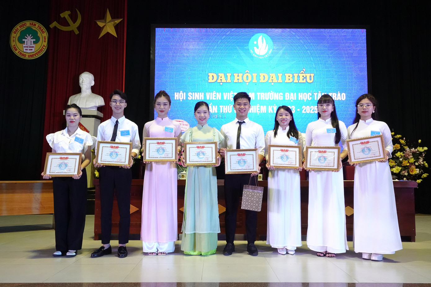 Các tập thể xuất sắc trong công tác Hội và phong trào sinh viên nhiệm kỳ 2021 - 2023, nhận Bằng khen.