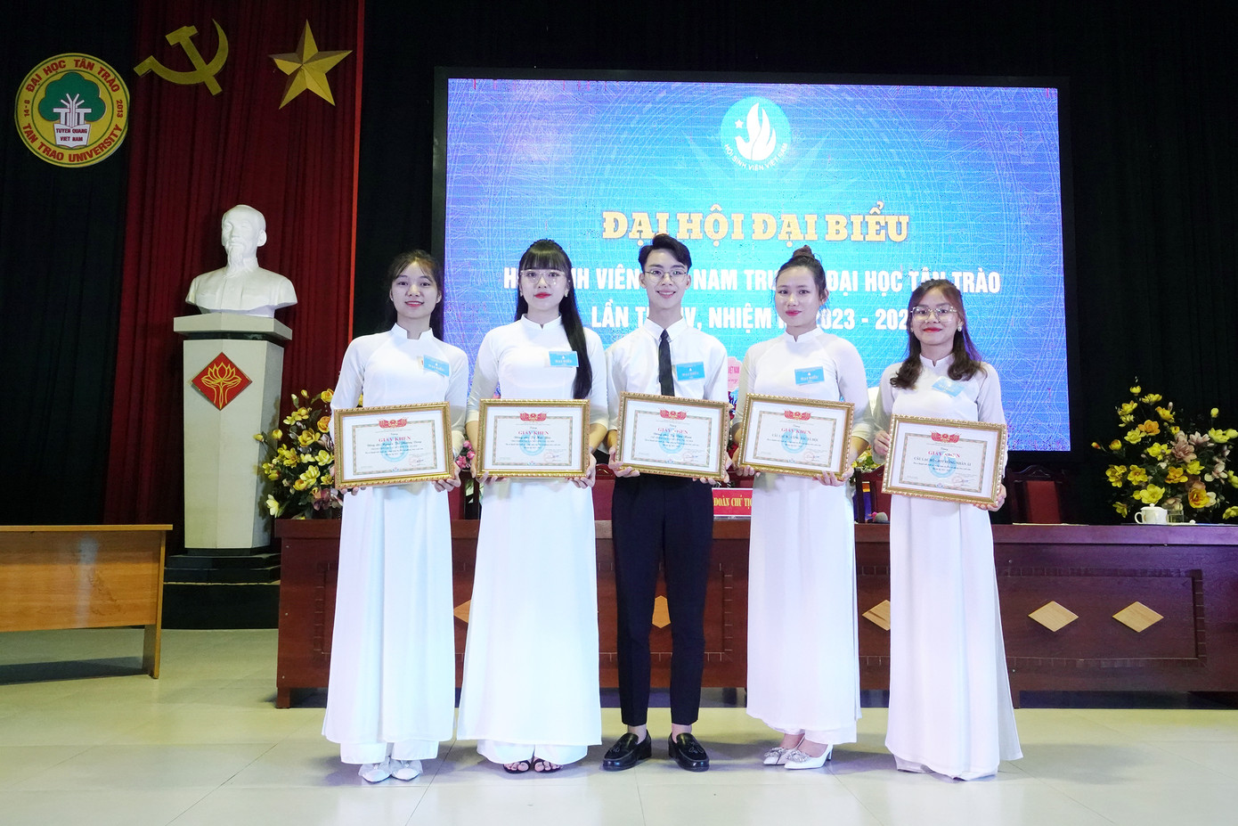 Các tập thể xuất sắc trong công tác Hội và phong trào sinh viên nhiệm kỳ 2021 - 2023, nhận Bằng khen.