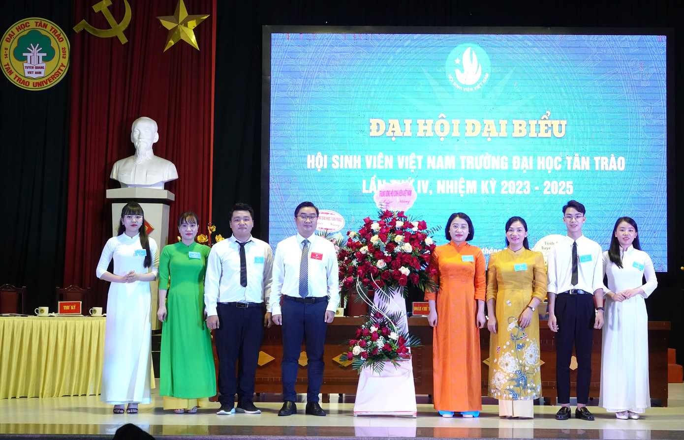 Anh Nguyễn Bá Cát - Phó Trưởng Ban Thanh niên trường học T.Ư Đoàn, Phó Chủ tịch T.Ư Hội Sinh viên Việt Nam tặng lẵng hoa chúc mừng Đại hội.