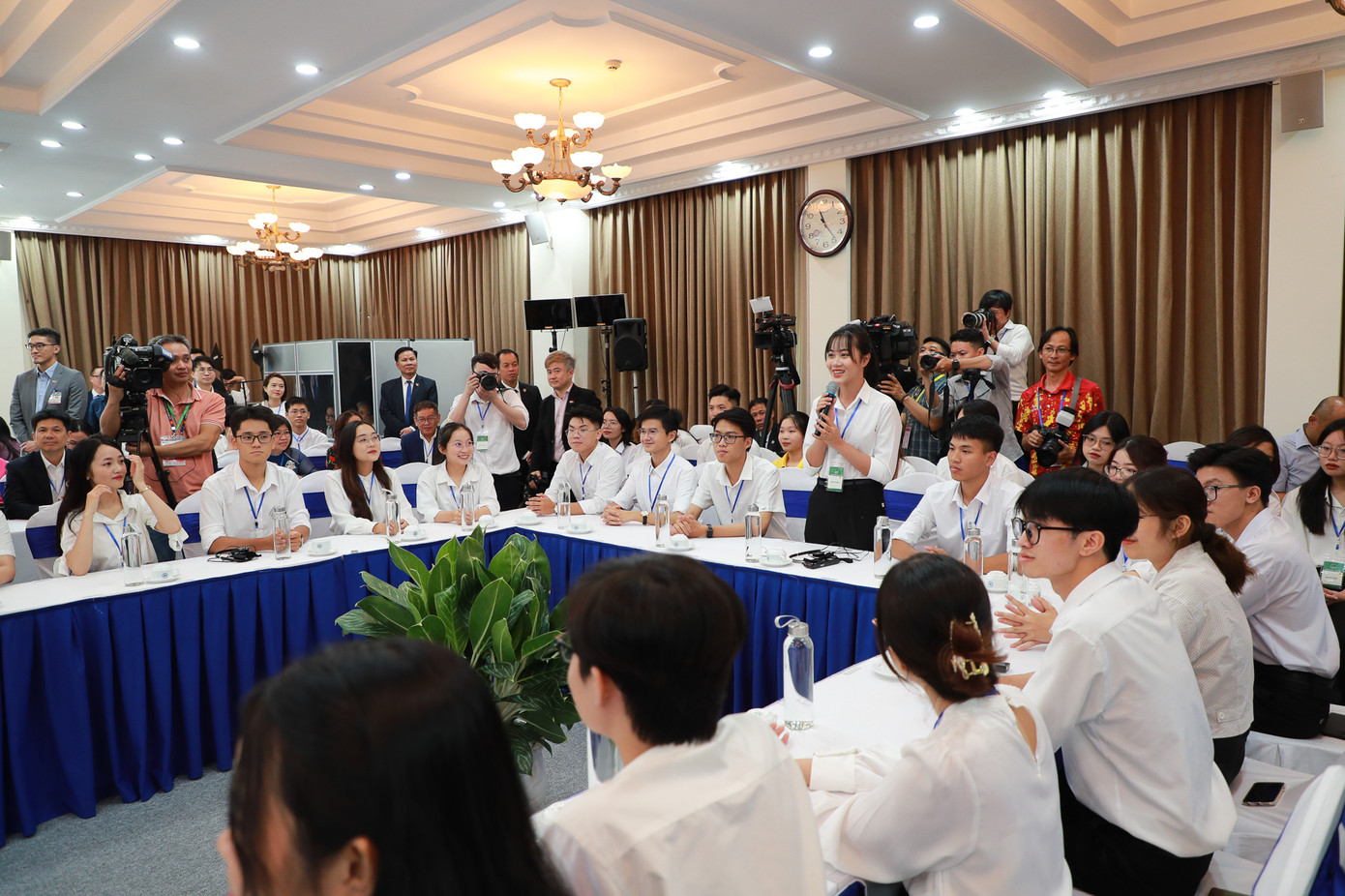 Nhiều câu hỏi của sinh viên được gửi đến các nhà lãnh đạo. Nhiều câu hỏi của sinh viên được gửi đến các nhà lãnh đạo.