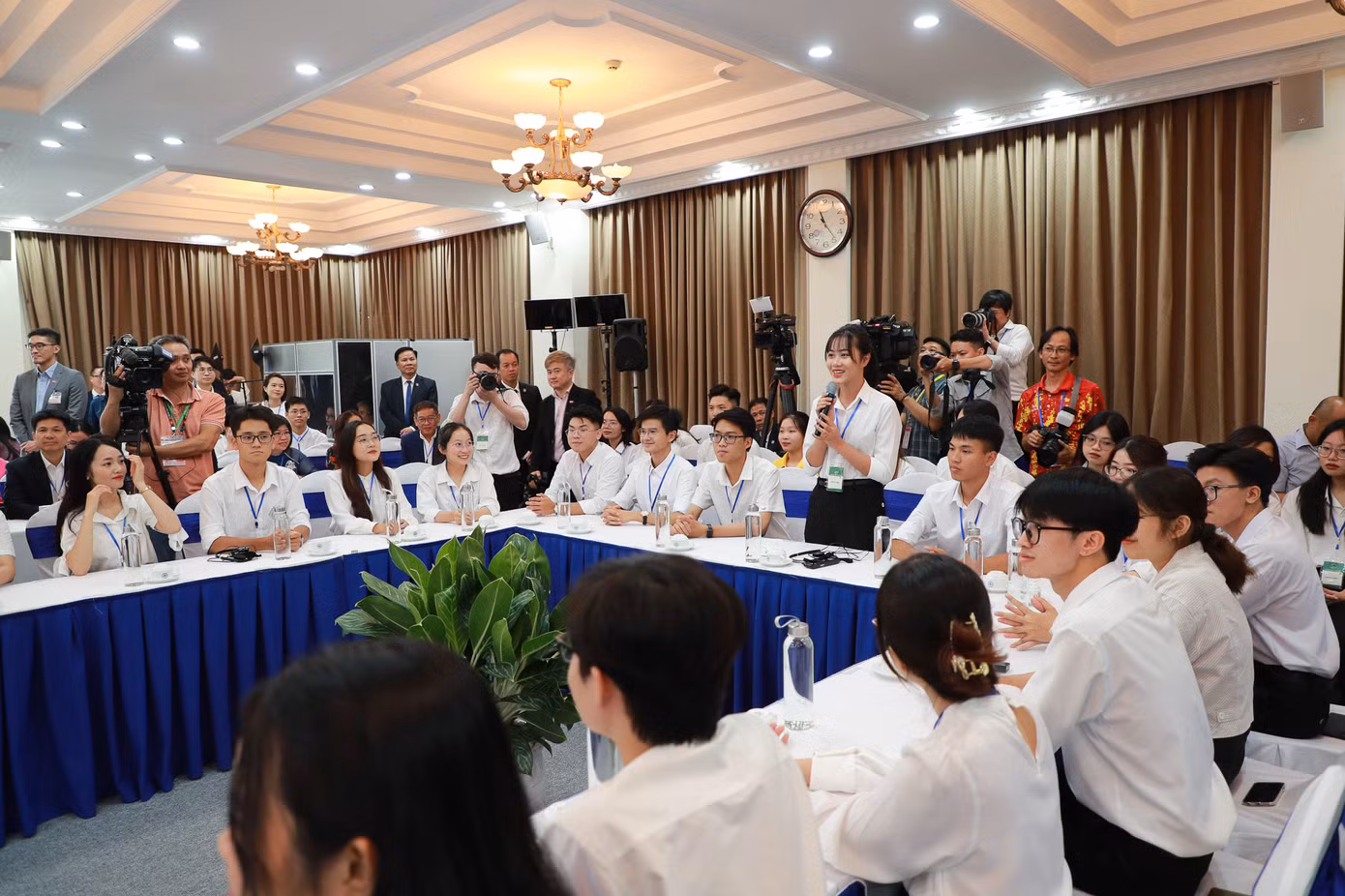 Nhiều câu hỏi của sinh viên được gửi đến các nhà lãnh đạo.