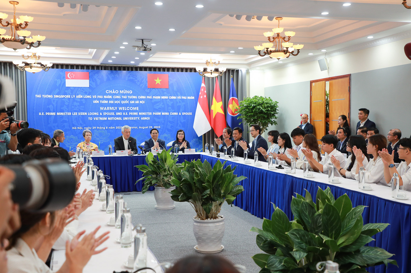 Thủ tướng Phạm Minh Chính và Thủ tướng Lý Hiển Long đến thăm ĐHQG Hà Nội. Thủ tướng Phạm Minh Chính và Thủ tướng Lý Hiển Long đến thăm ĐHQG Hà Nội.