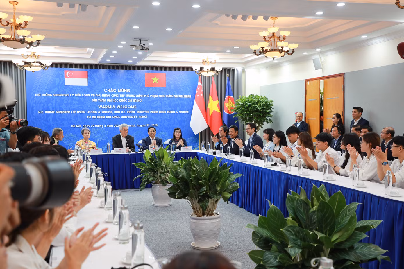 Thủ tướng Phạm Minh Chính và Thủ tướng Lý Hiển Long đến thăm ĐHQG Hà Nội.