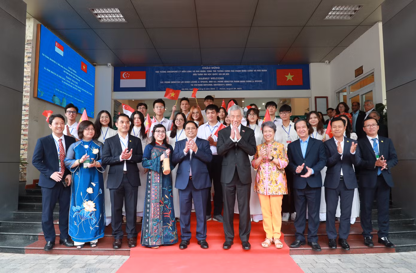 Hai Thủ tướng Việt Nam và Singapore cùng giao lưu với sinh viên.