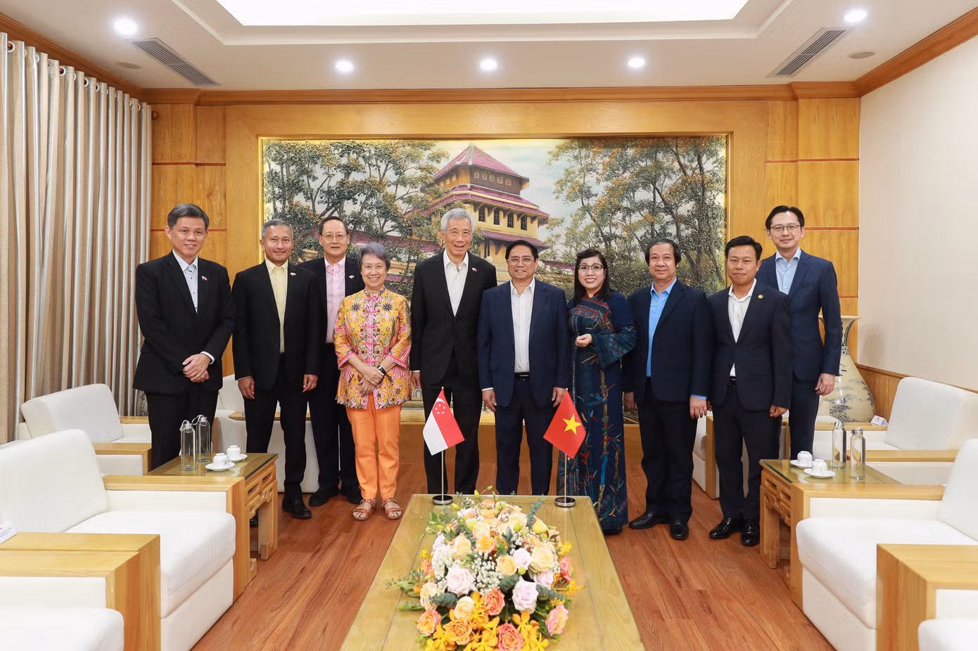 Thủ tướng Phạm Minh Chính và Thủ tướng Lý Hiển Long đến thăm ĐHQG Hà Nội và giao lưu, ăn trưa cùng sinh viên.