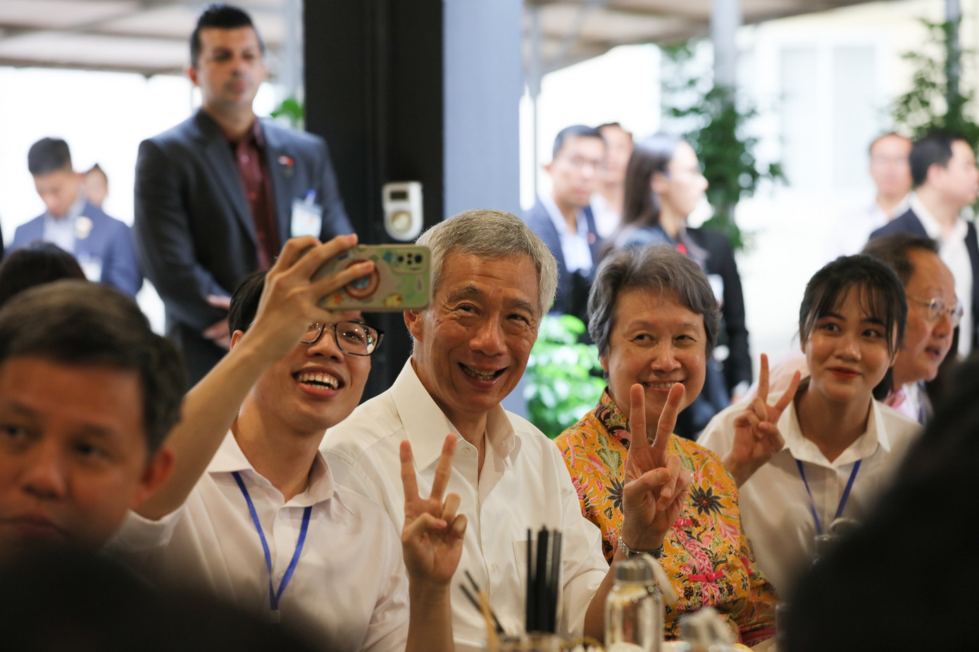 Thủ tướng Phạm Minh Chính và Thủ tướng Lý Hiển Long đã có buổi ăn trưa thân mật cùng với sinh viên. Thủ tướng Phạm Minh Chính và Thủ tướng Lý Hiển Long đã có buổi ăn trưa thân mật cùng với sinh viên.