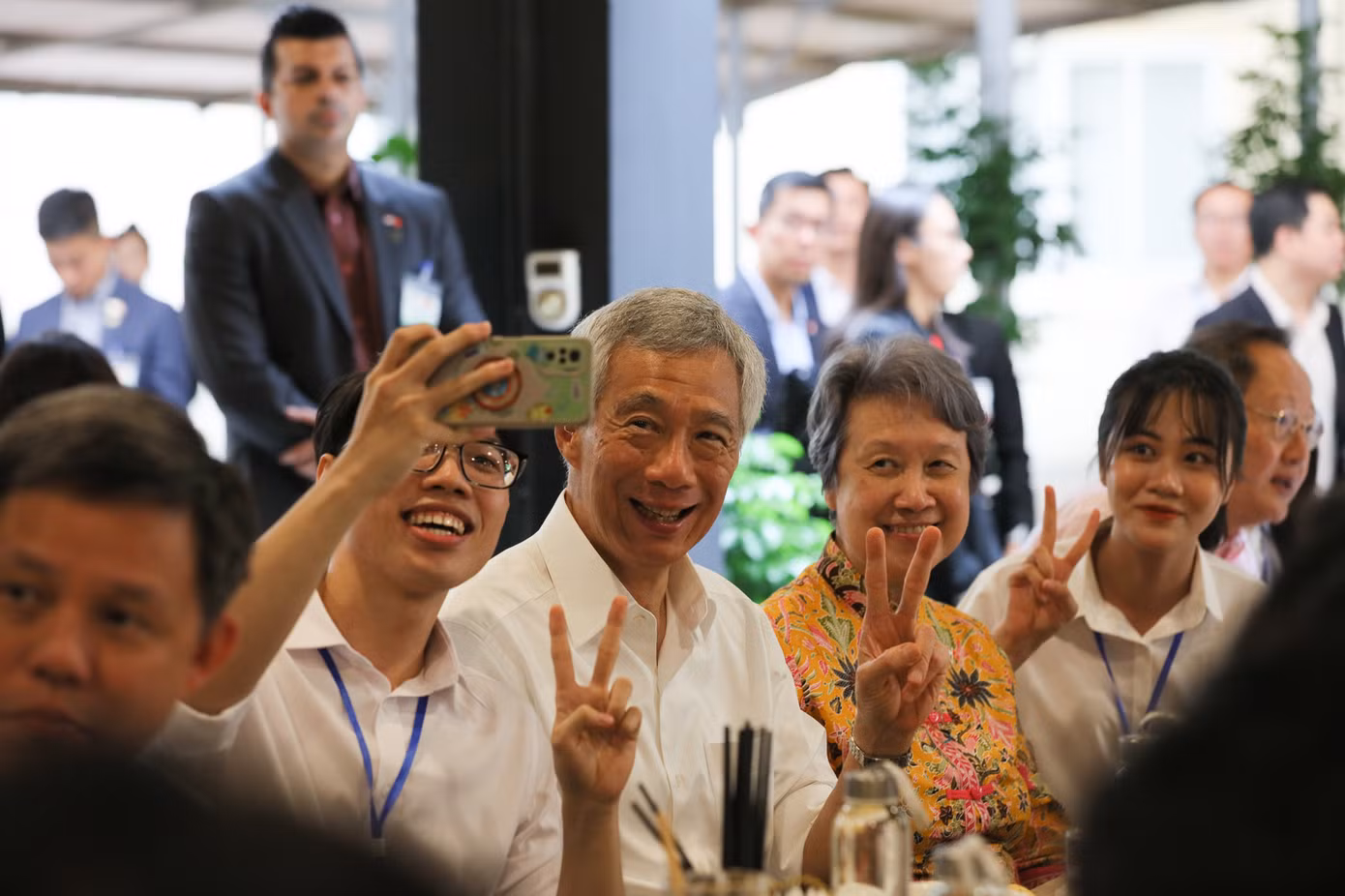 Thủ tướng Phạm Minh Chính và Thủ tướng Lý Hiển Long đã có buổi ăn trưa thân mật cùng với sinh viên.