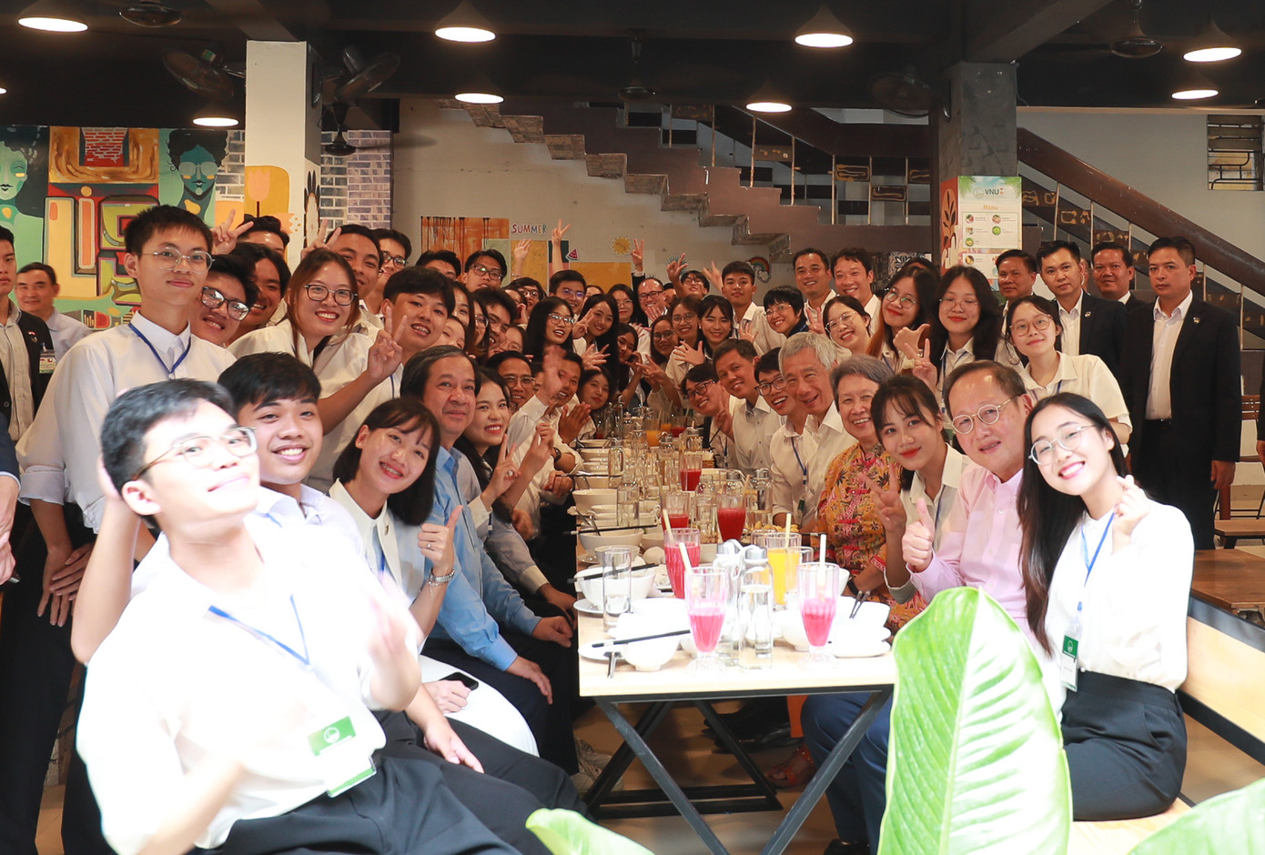 Thủ tướng Phạm Minh Chính và Thủ tướng Lý Hiển Long đã có buổi ăn trưa thân mật cùng với sinh viên. Thủ tướng Phạm Minh Chính và Thủ tướng Lý Hiển Long đã có buổi ăn trưa thân mật cùng với sinh viên.