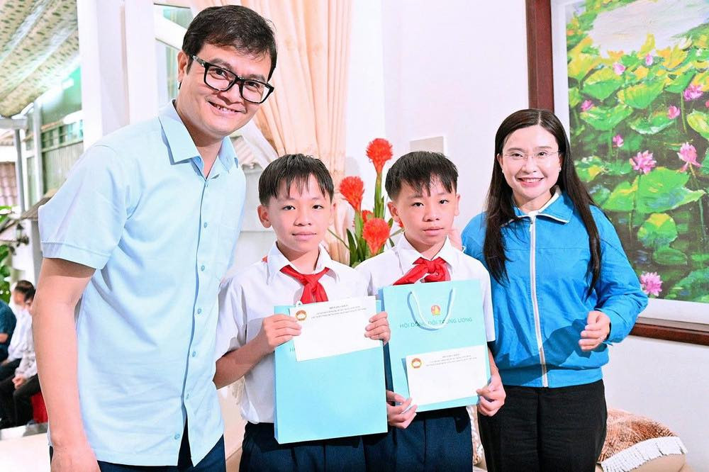 Bí thư thứ nhất T.Ư Đoàn Bùi Quang Huy và Bí thư T.Ư Đoàn, Chủ tịch Hội đồng Đội T.Ư Nguyễn Phạm Duy Trang tặng quà cho học sinh Gia Lai trước chương trình.