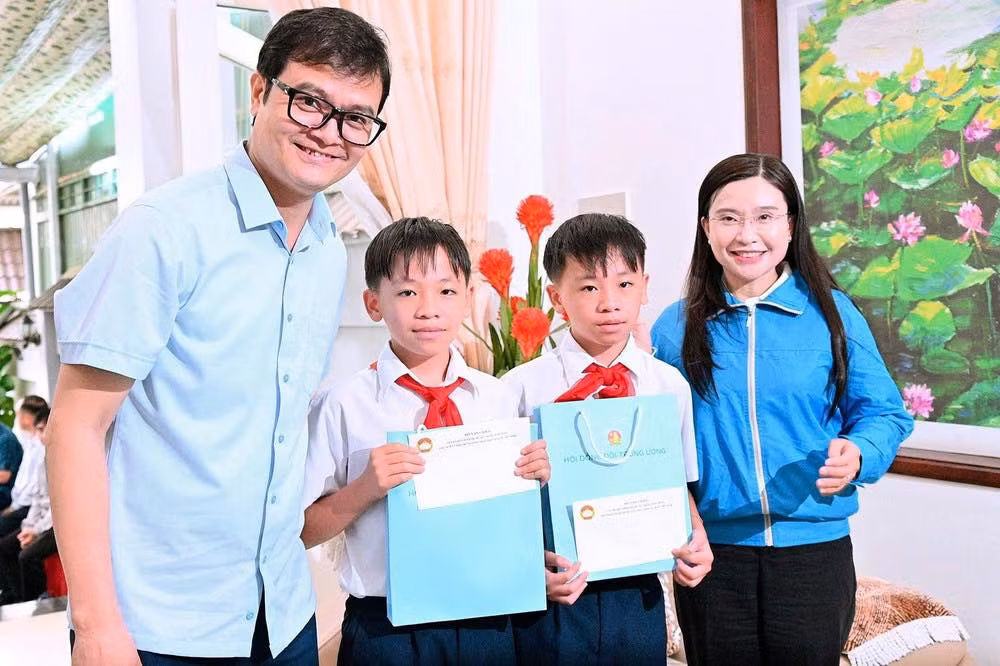 Bí thư thứ nhất T.Ư Đoàn Bùi Quang Huy và Bí thư T.Ư Đoàn, Chủ tịch Hội đồng Đội T.Ư Nguyễn Phạm Duy Trang tặng quà cho học sinh Gia Lai trước chương trình.