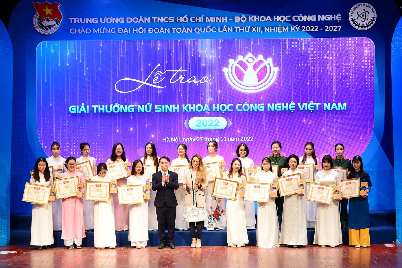 Đại diện Ban Tổ chức chúc mừng 20 nữ sinh Khoa học công nghệ Việt Nam 2022. Đại diện Ban Tổ chức chúc mừng 20 nữ sinh Khoa học công nghệ Việt Nam 2022.