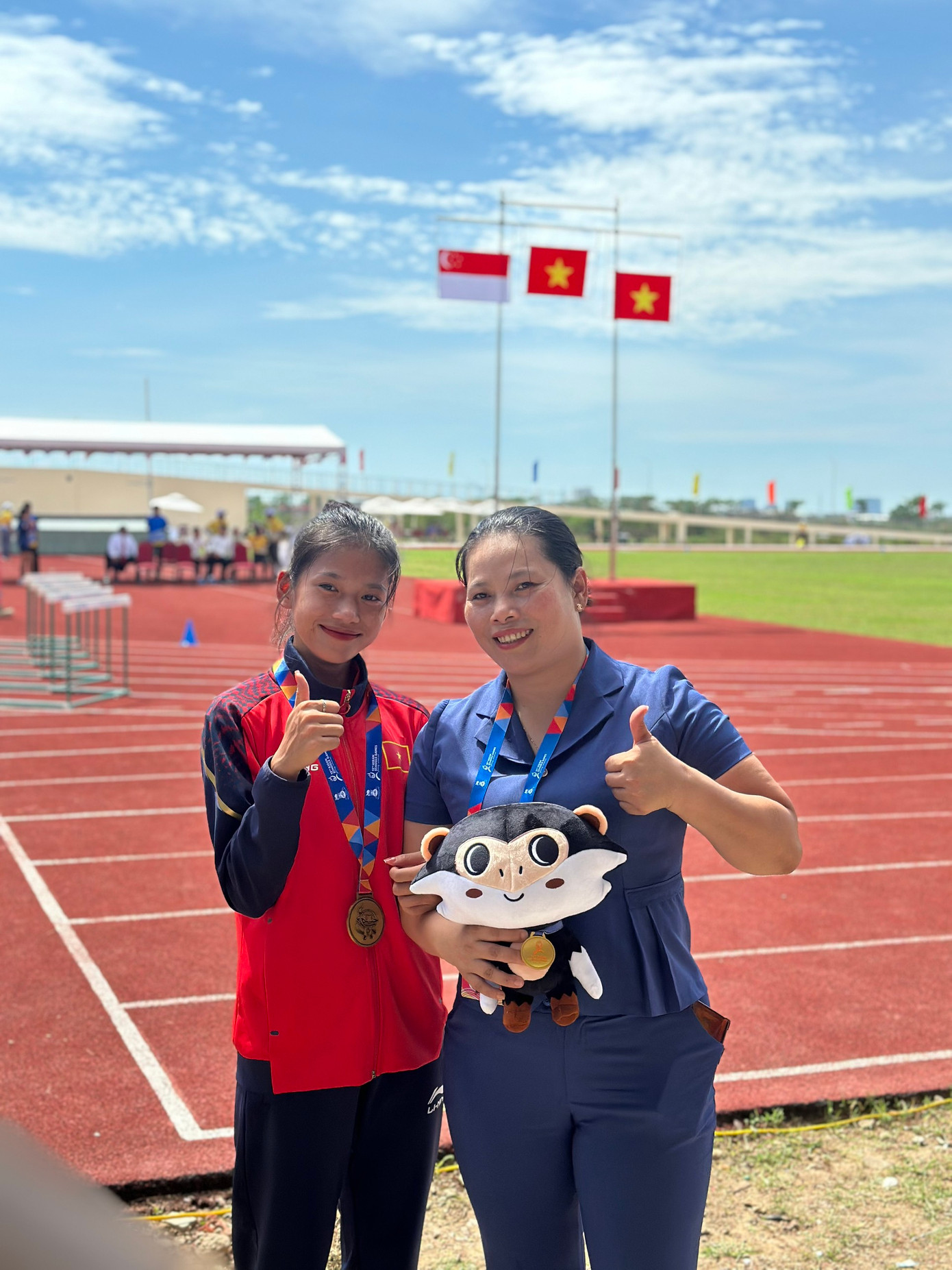 Hoàng Thị Ngọc Anh cùng mẹ chia sẻ niềm vui.