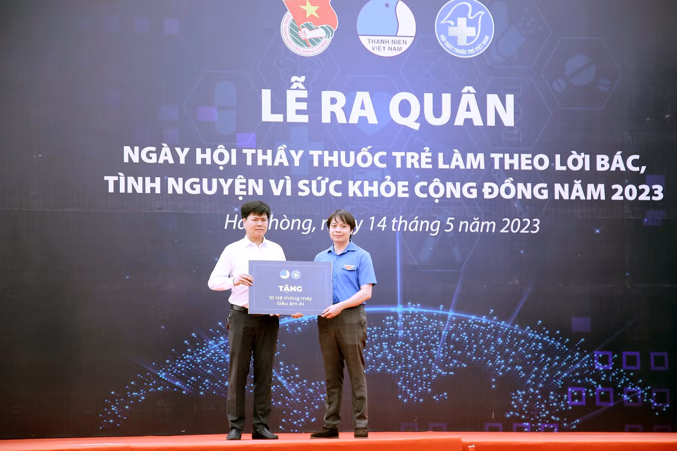 Anh Nguyễn Hữu Tú - Phó Chủ tịch thường trực kiêm Tổng Thư ký Hội Thầy thuốc trẻ Việt Nam trao tặng biểu trưng 10 bộ máy siêu âm ARIETTA 650 Deepinsight cho các bệnh viện đa khoa tuyến huyện.