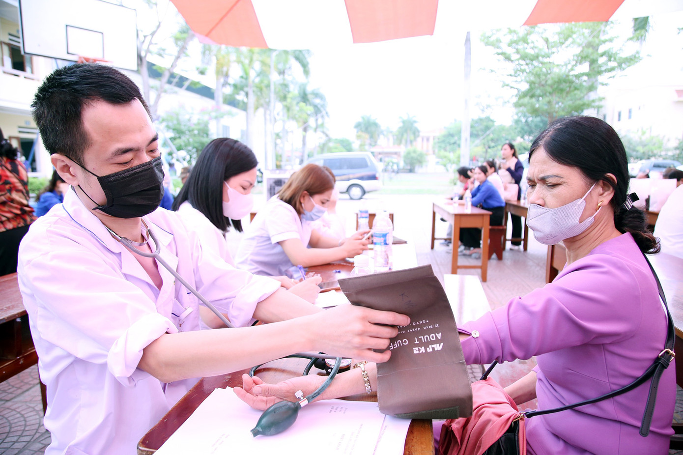 Khám sức khỏe cho người dân tại 'Ngày hội Thầy thuốc trẻ làm theo lời Bác, tình nguyện vì sức khỏe cộng đồng năm 2023'. Khám sức khỏe cho người dân tại 'Ngày hội Thầy thuốc trẻ làm theo lời Bác, tình nguyện vì sức khỏe cộng đồng năm 2023'.