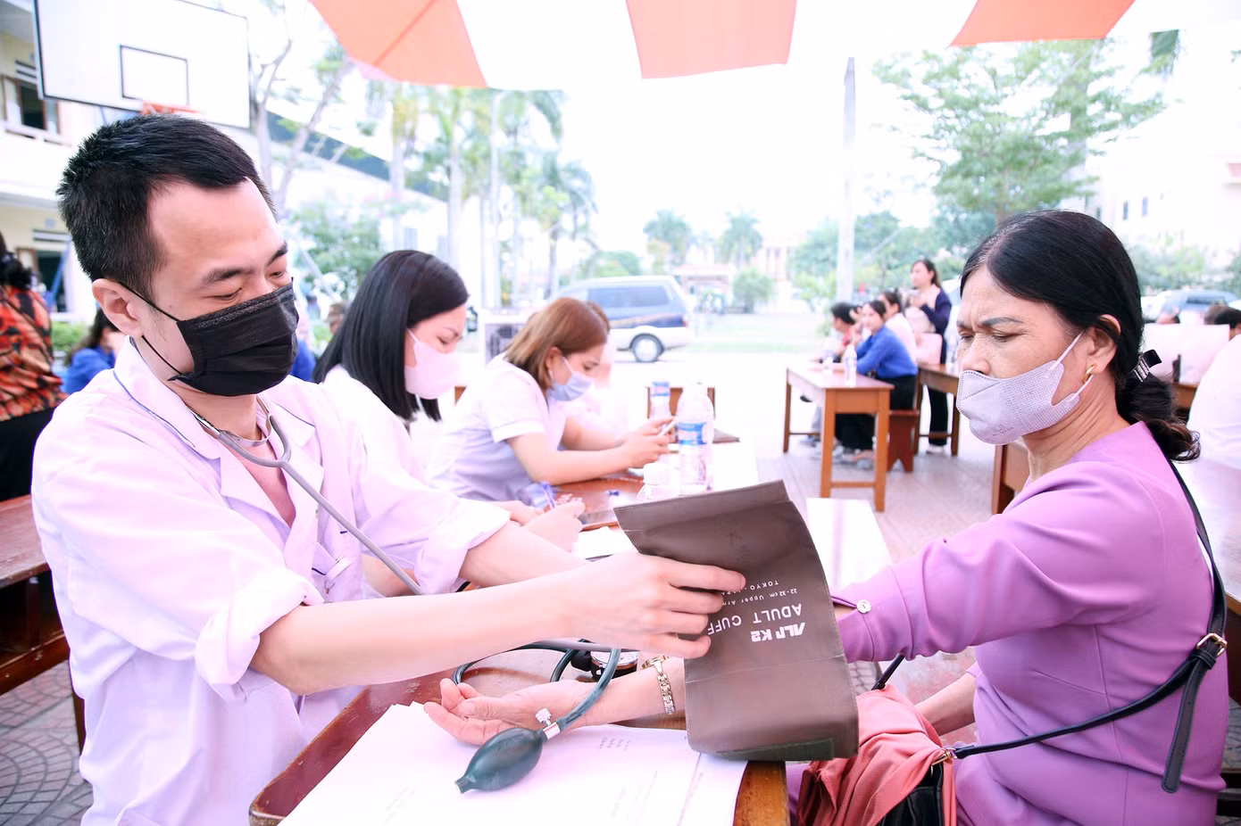 Khám sức khỏe cho người dân tại 'Ngày hội Thầy thuốc trẻ làm theo lời Bác, tình nguyện vì sức khỏe cộng đồng năm 2023'.