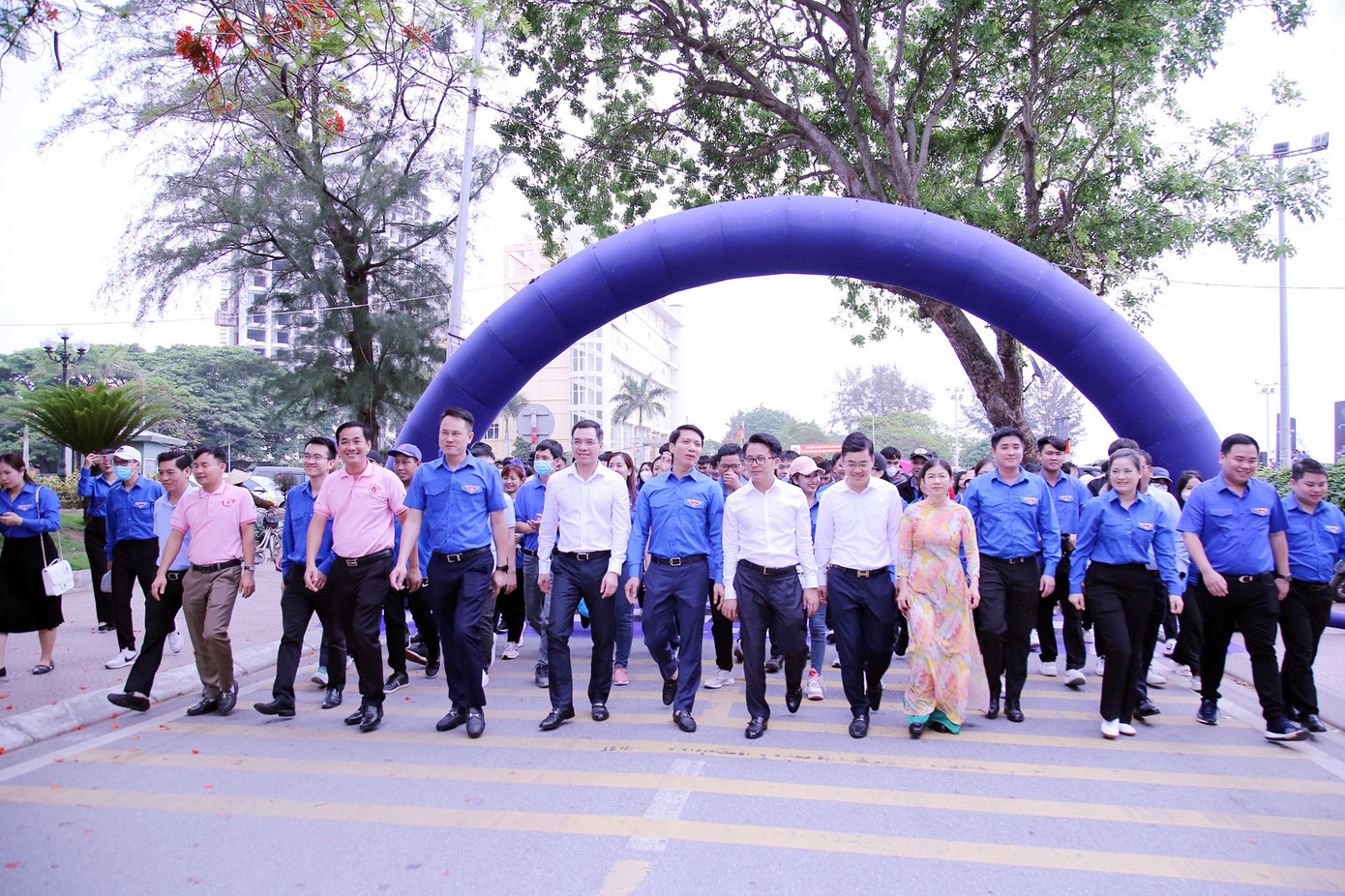 Các đại biểu dự lễ ra quân 'Ngày hội Thầy thuốc trẻ làm theo lời Bác' cùng hàng trăm đoàn viên thanh niên đi bộ dọc bờ biển Đồ Sơn (TP. Hải Phòng) hưởng ứng các hoạt động bên lề. Các đại biểu dự lễ ra quân 'Ngày hội Thầy thuốc trẻ làm theo lời Bác' cùng hàng trăm đoàn viên thanh niên đi bộ dọc bờ biển Đồ Sơn (TP. Hải Phòng) hưởng ứng các hoạt động bên lề.