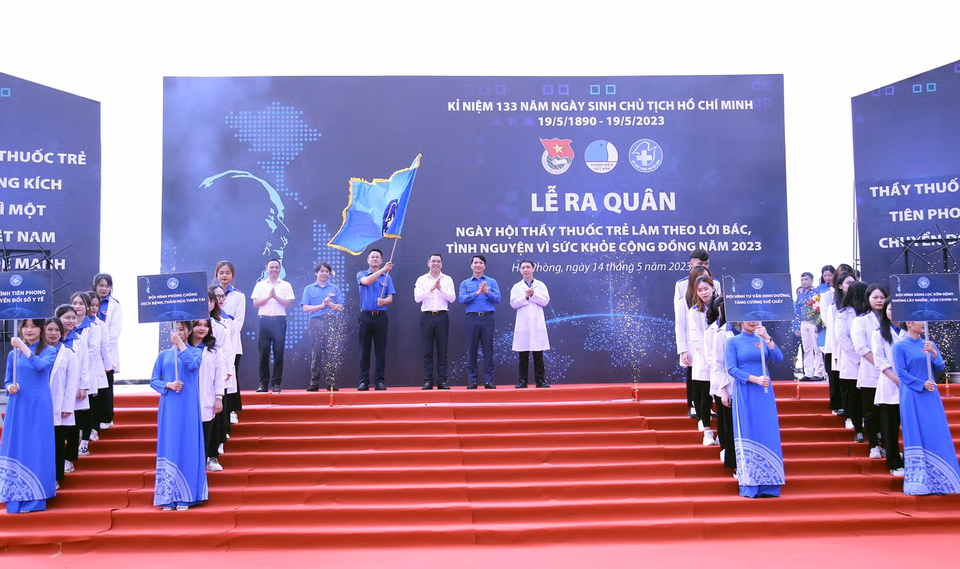 Ra quân 'Ngày hội Thầy thuốc trẻ làm theo lời Bác, tình nguyện vì sức khỏe cộng đồng'.
