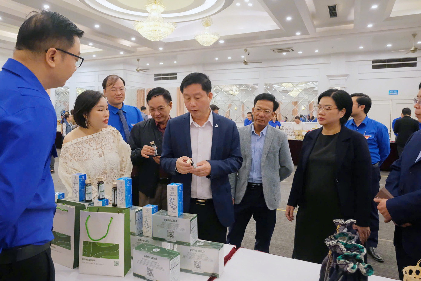 Lãnh đạo T.Ư Đoàn, tỉnh Thái Bình thăm quan các gian hàng được giới thiệu tại Cuộc thi.