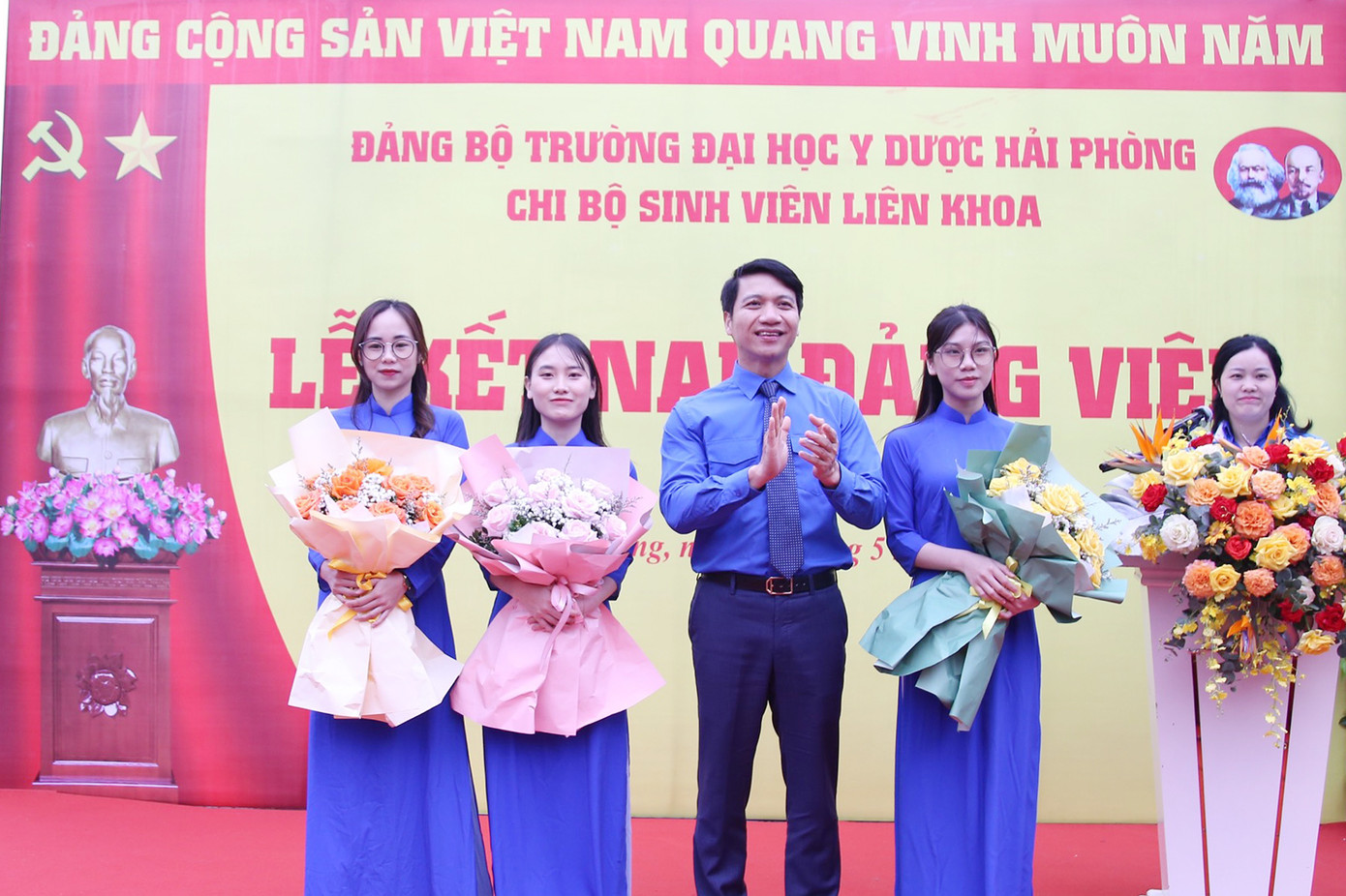 Bên cạnh các hoạt động an sinh xã hội, đoàn công tác T.Ư Đoàn cũng dự lễ kết nạp Đảng cho y bác sĩ trẻ, thanh niên tình nguyện tại di tích Đoàn tàu không số K15 và tại trường THPT Đồ Sơn (TP. Hải Phòng), nhằm kịp thời động viên khuyến khích lực lượng thanh niên, thầy thuốc tiếp tục tiên phong tình nguyện, phấn đấu hơn nữa, tự hào tiến bước dưới cờ của Đảng. Bên cạnh các hoạt động an sinh xã hội, đoàn công tác T.Ư Đoàn cũng dự lễ kết nạp Đảng cho y bác sĩ trẻ, thanh niên tình nguyện tại di tích Đoàn tàu không số K15 và tại trường THPT Đồ Sơn (TP. Hải Phòng), nhằm kịp thời động viên khuyến khích lực lượng thanh niên, thầy thuốc tiếp tục tiên phong tình nguyện, phấn đấu hơn nữa, tự hào tiến bước dưới cờ của Đảng.