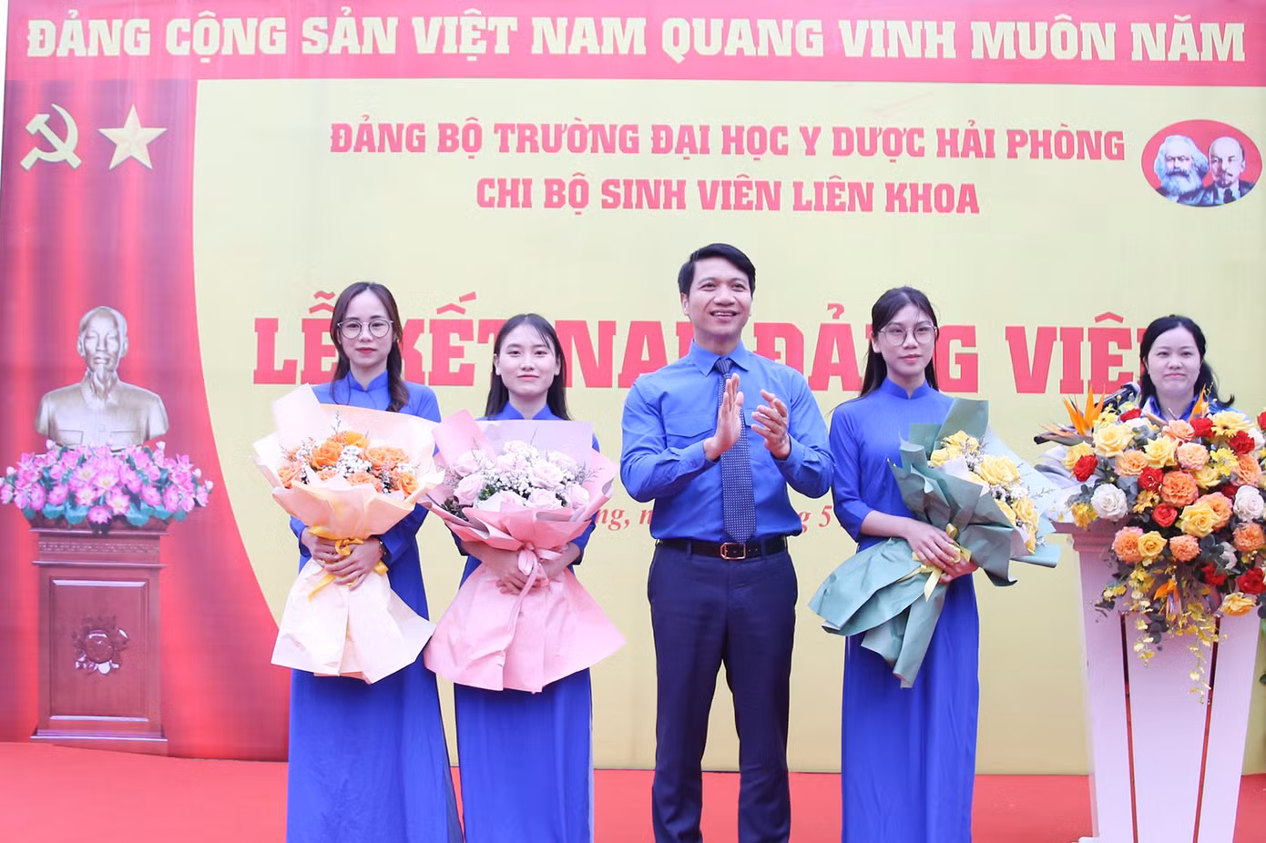 Bên cạnh các hoạt động an sinh xã hội, đoàn công tác T.Ư Đoàn cũng dự lễ kết nạp Đảng cho y bác sĩ trẻ, thanh niên tình nguyện tại di tích Đoàn tàu không số K15 và tại trường THPT Đồ Sơn (TP. Hải Phòng), nhằm kịp thời động viên khuyến khích lực lượng thanh niên, thầy thuốc tiếp tục tiên phong tình nguyện, phấn đấu hơn nữa, tự hào tiến bước dưới cờ của Đảng.