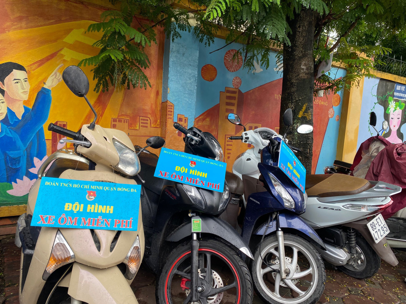 Đội hình xe ôm miễn phí được tổ chức tại các điểm thi.