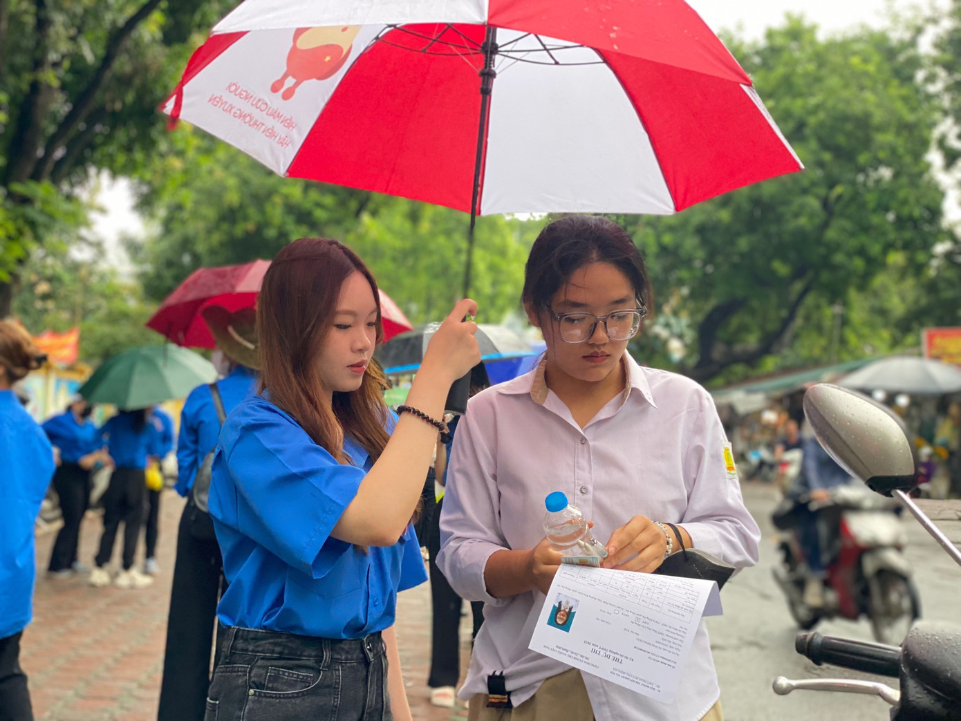 Tình nguyện viên hỗ trợ thí sinh và người nhà.