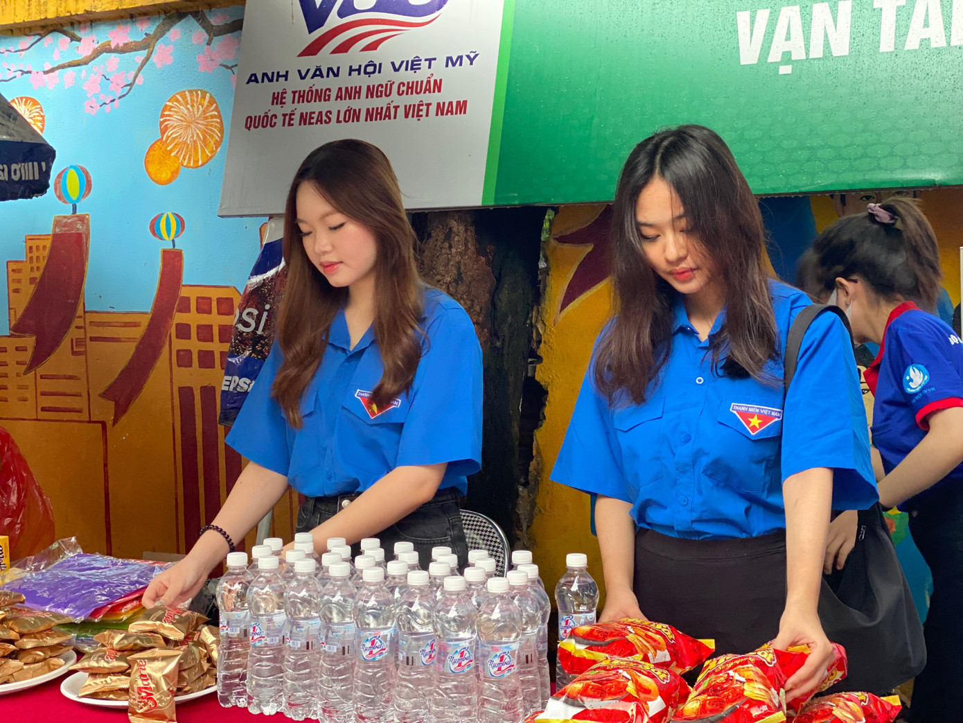 Tình nguyện viên Thủ đô hỗ trợ tại kỳ thi tốt nghiệp THPT 2023.