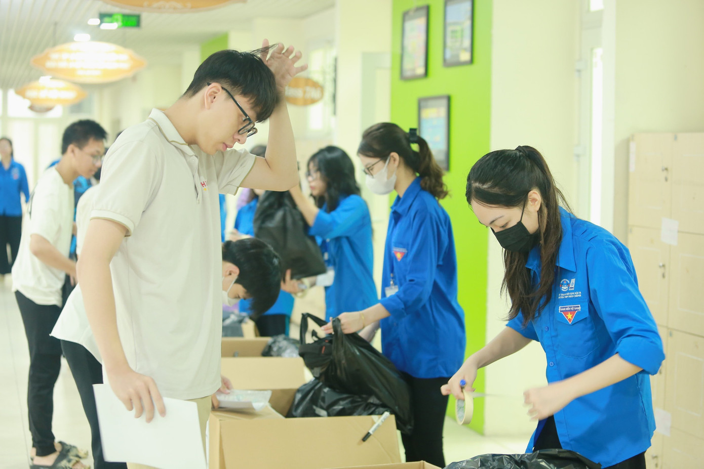 Tình nguyện viên Thủ đô hỗ trợ tại kỳ thi tốt nghiệp THPT 2023.