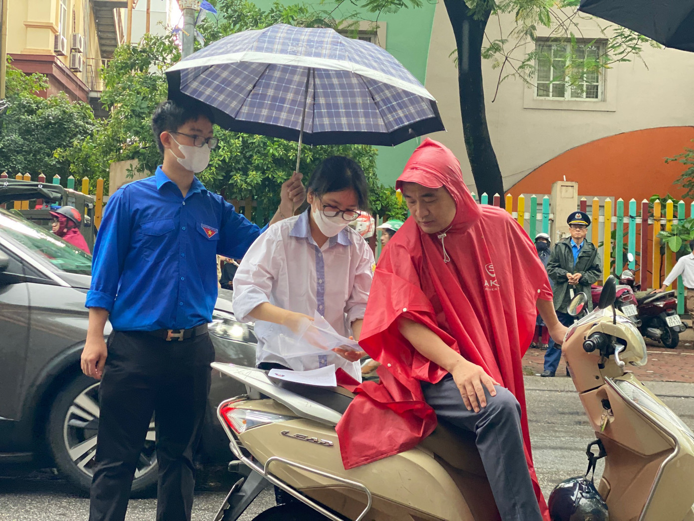 Tình nguyện viên hỗ trợ thí sinh và người nhà.