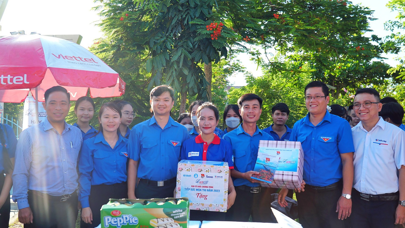 Anh Nguyễn Minh Triết - Bí thư T.Ư Đoàn, Chủ tịch T.Ư Hội Sinh viên Việt Nam, tặng quà các đội hình 'Tiếp sức mùa thi'.